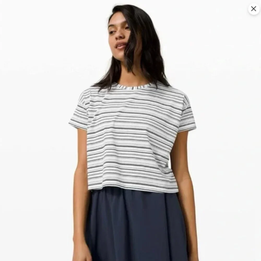 Lululemon Women's Gray & White Stripes Cates Tee Cropped Top Size 4‎